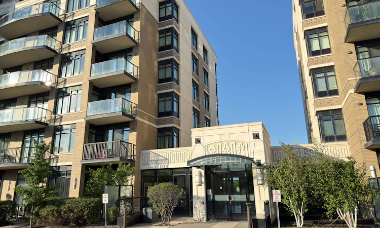 403-151 Upper Duke Crescent