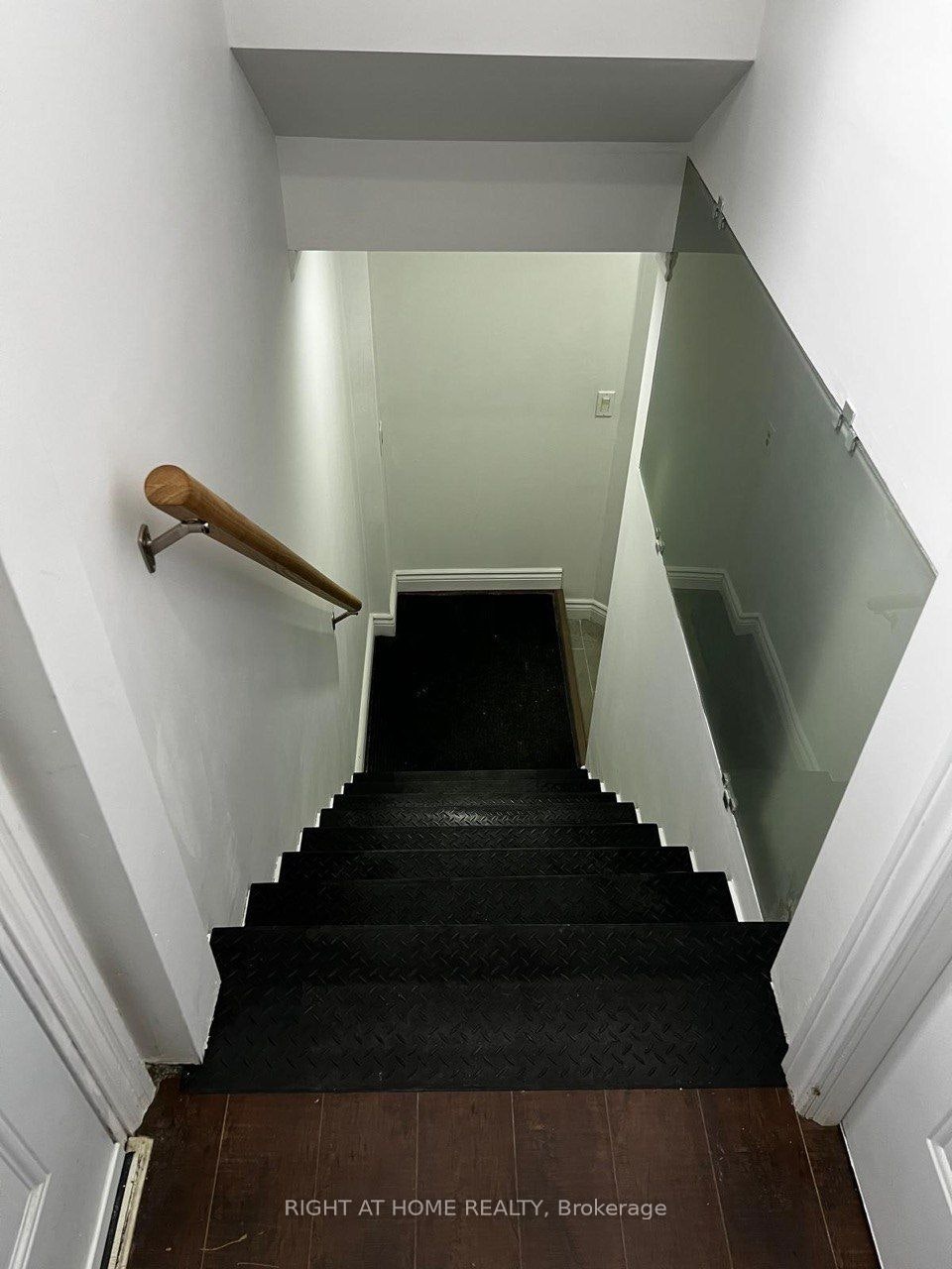 24 Jondan ( Basemnet) Crescent, Markham, ON, L3T 3Z5 - 3