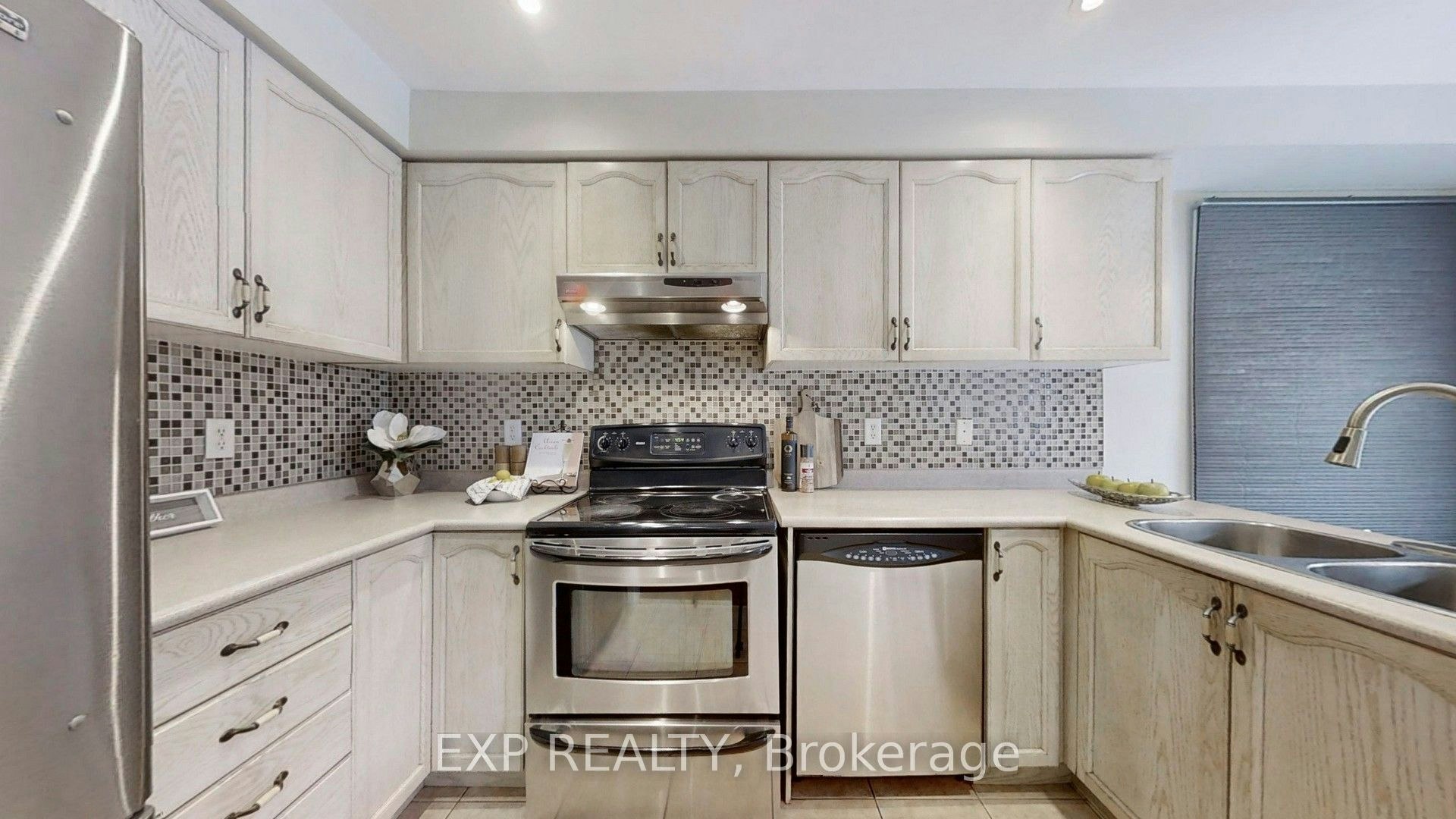 8 Hacienda Drive, Richmond Hill, ON, L4E 3X1 - 9
