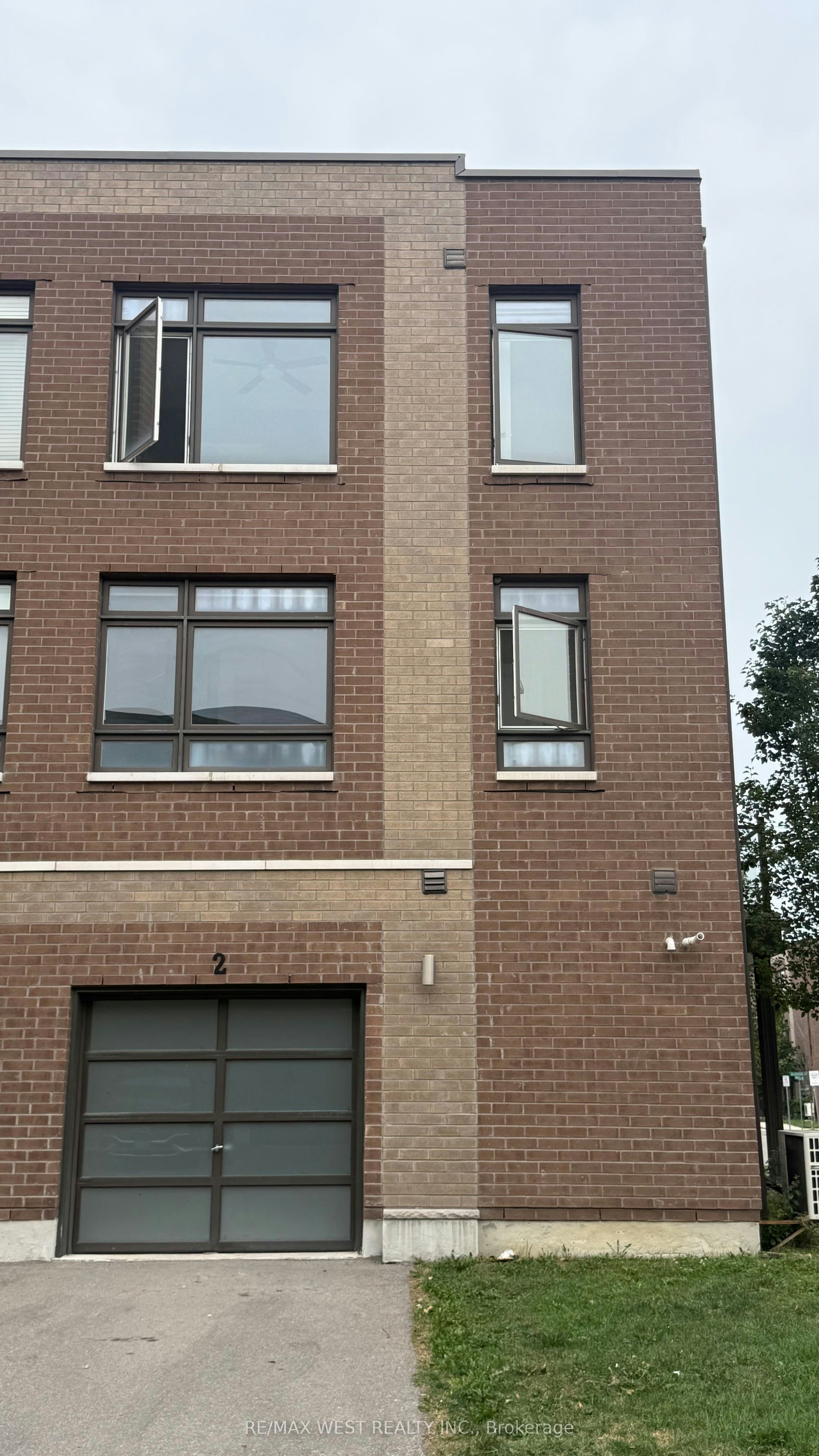 2 Lochlin Street, Vaughan, ON, L4L 0M1 - 2
