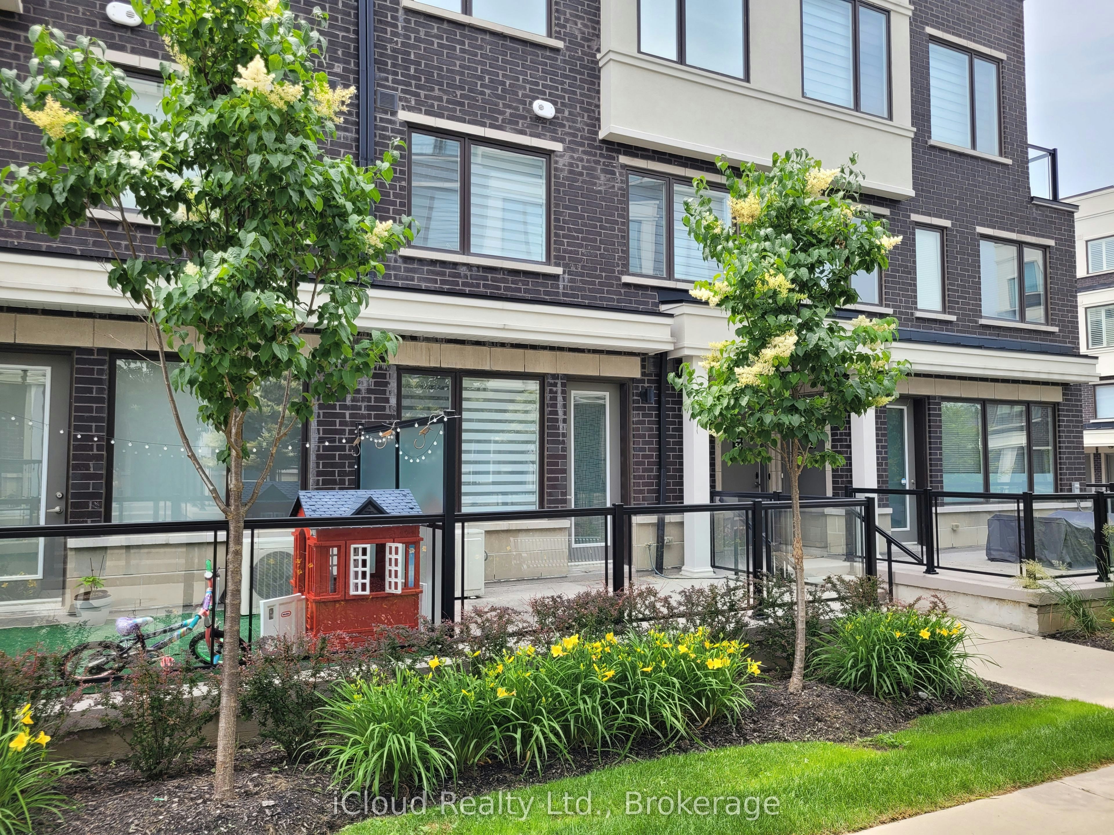 55-300 Alex Gardner Circle, Aurora, ON, L4G 3G5 - 3