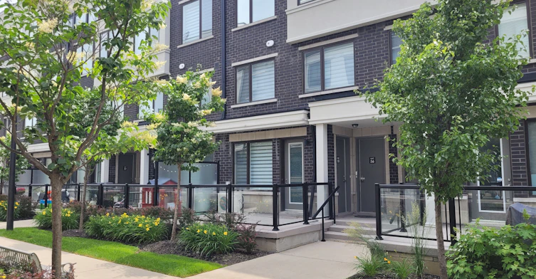 55-300 Alex Gardner Circle, Aurora, ON, L4G 3G5