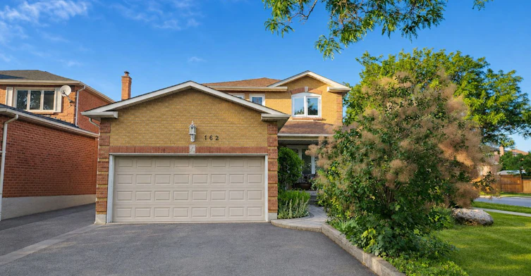 162 Largo Crescent, Vaughan, ON, L6A 1N1