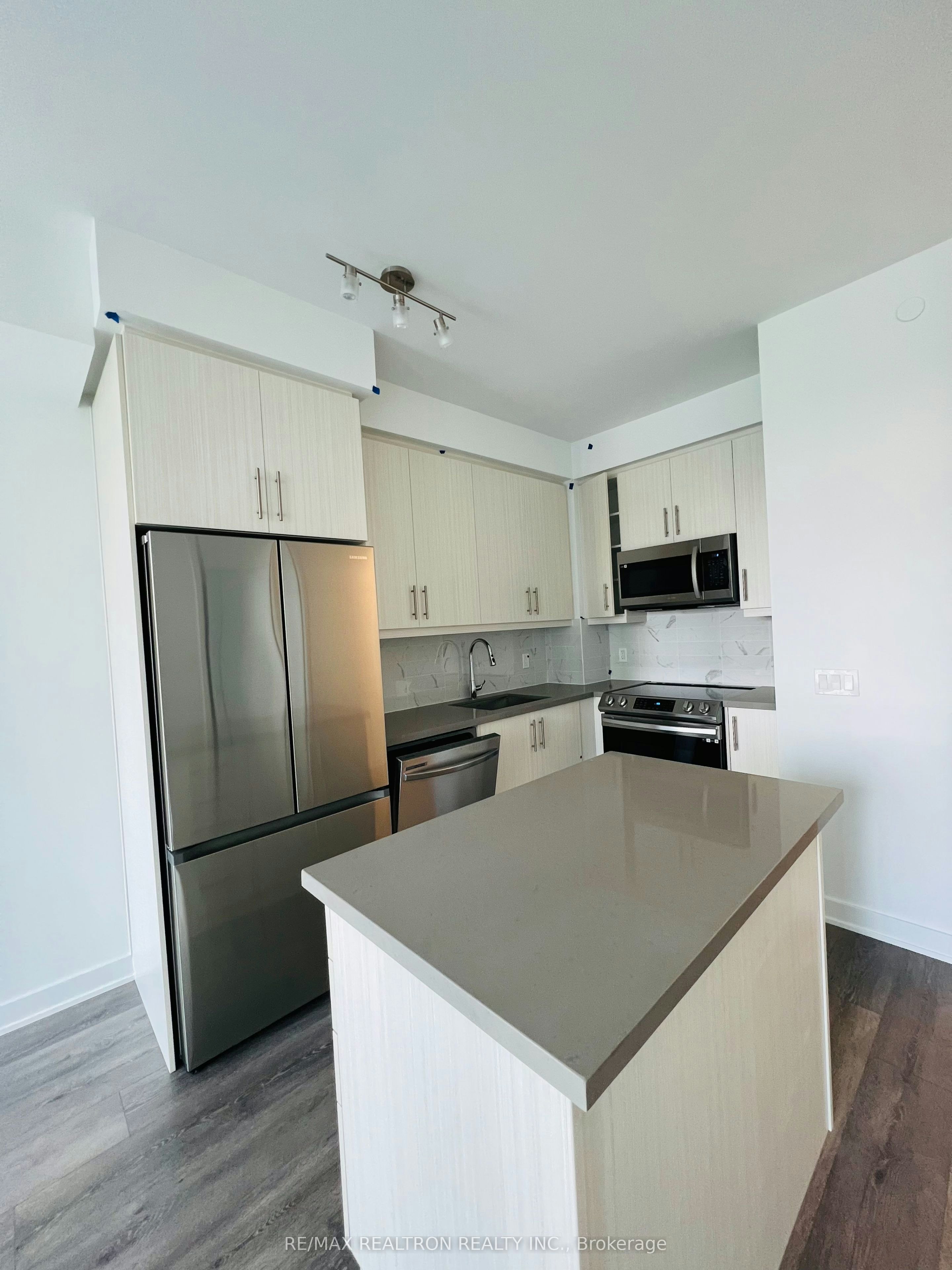 904-105 Oneida Crescent, Richmond Hill, ON, L4B 0H6 - 4