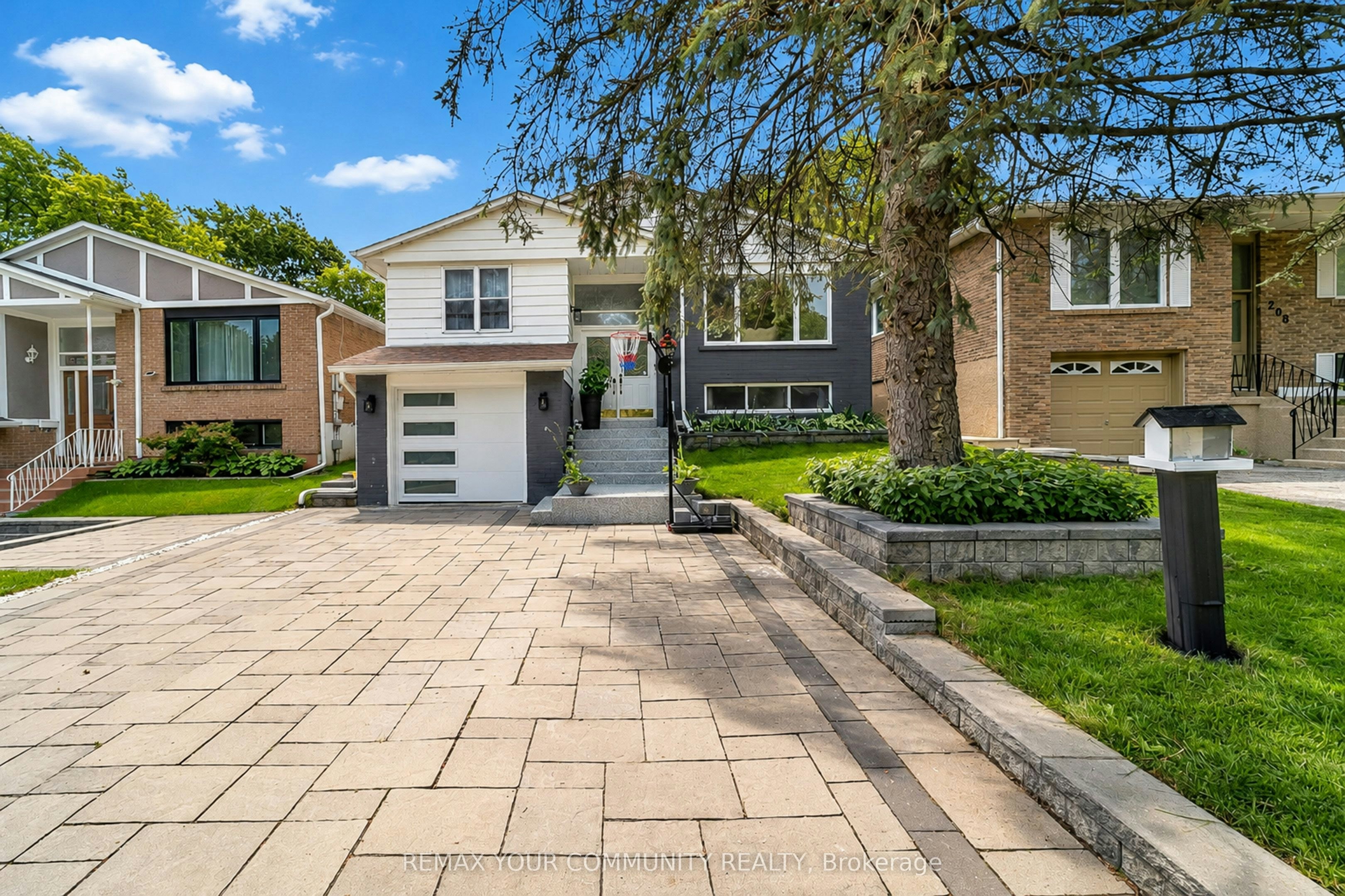 210 Currey Crescent, Newmarket, ON, L3Y 5M9