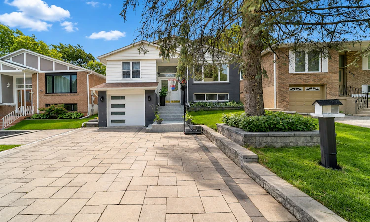 210 Currey Crescent