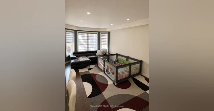 20 Winisk Street, Richmond Hill, ON, L4E 0L5 - 2