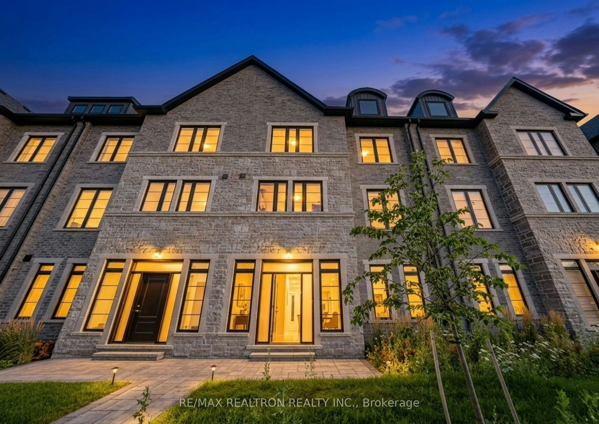 09-260 Eagle Street, Newmarket, ON, L3Y 1K1