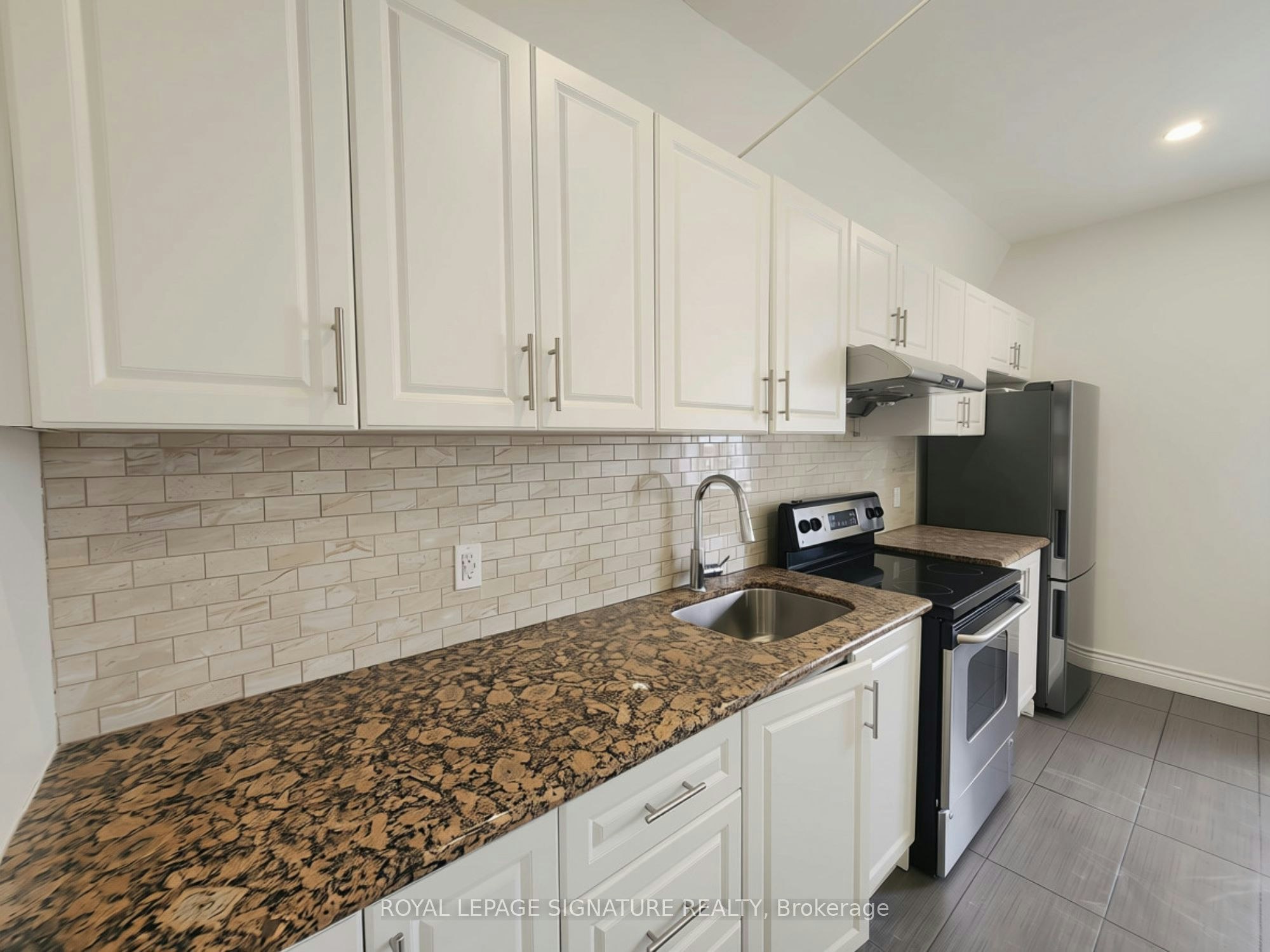 Upper 1-15 Barrie Street, Bradford West Gwillimbury, ON, L3S 0J1 - 4