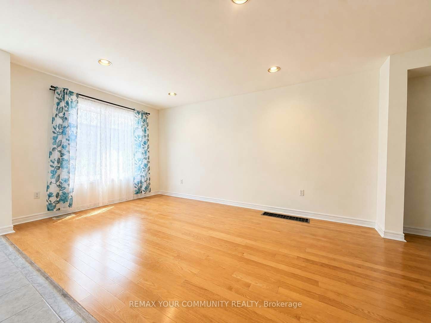 3 Sunway Square, Markham, ON, L3P 7X3 - 4