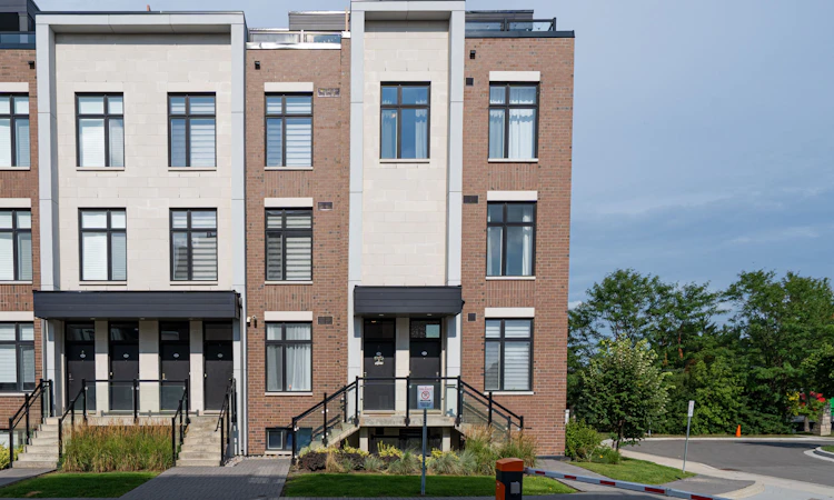 U208-9560 Islington Avenue