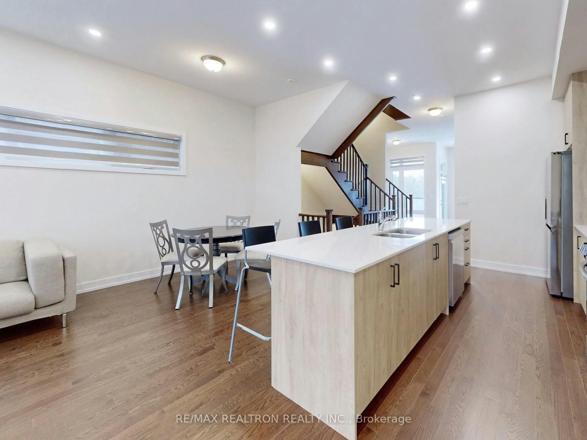 Rm 3-45 Credit Lane, Richmond Hill, ON, L4E 1G9 - 2