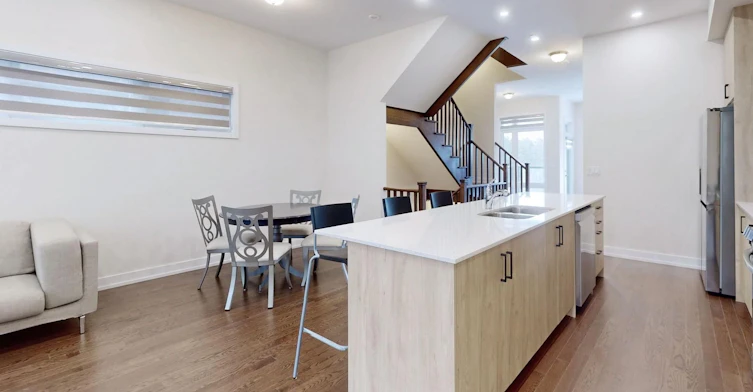 Rm 3-45 Credit Lane, Richmond Hill, ON, L4E 1G9 - 2