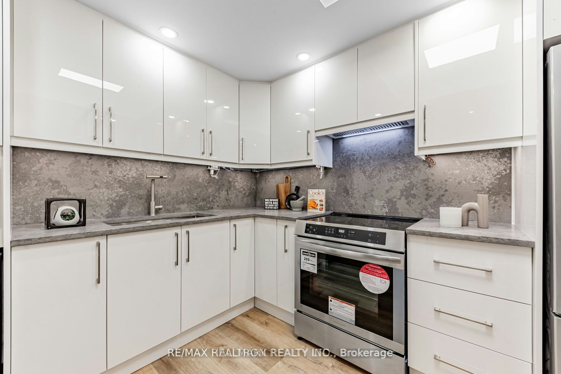 321-333 Clark Avenue W, Vaughan, ON, L4J 7K4 - 8