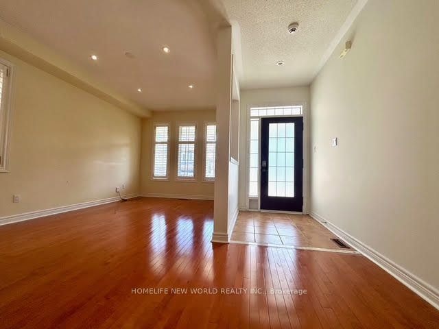 30 Chippingwood Manor, Aurora, ON, L4G 7R4 - 2