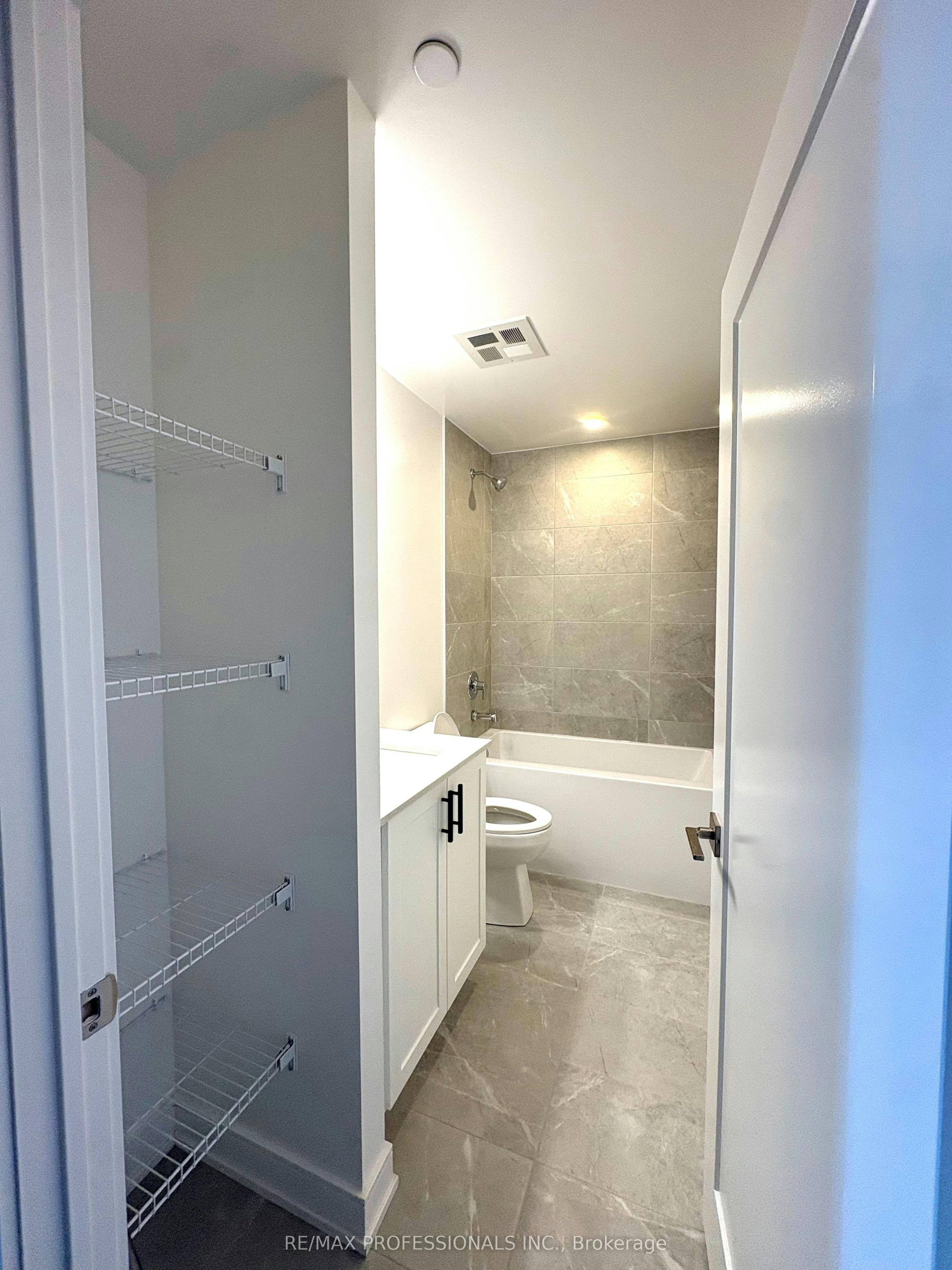 B1402-693 Davis Road, Newmarket, ON, L3Y 2R2 - 5