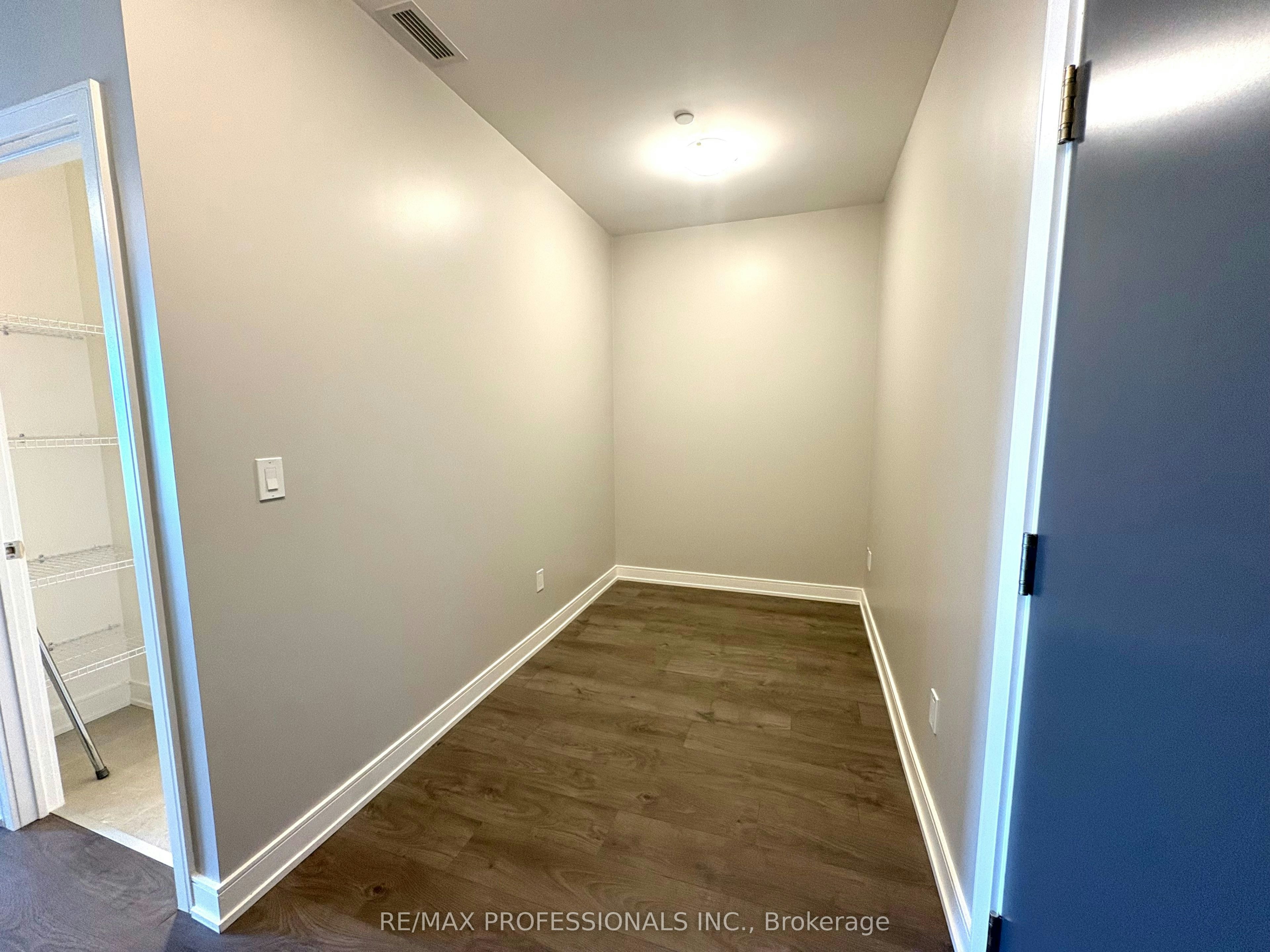 B1402-693 Davis Road, Newmarket, ON, L3Y 2R2 - 3