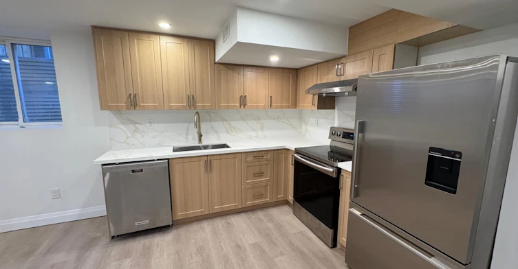 6 Kenneth Ross Bend, East Gwillimbury, ON, L9N 0T7 - 5