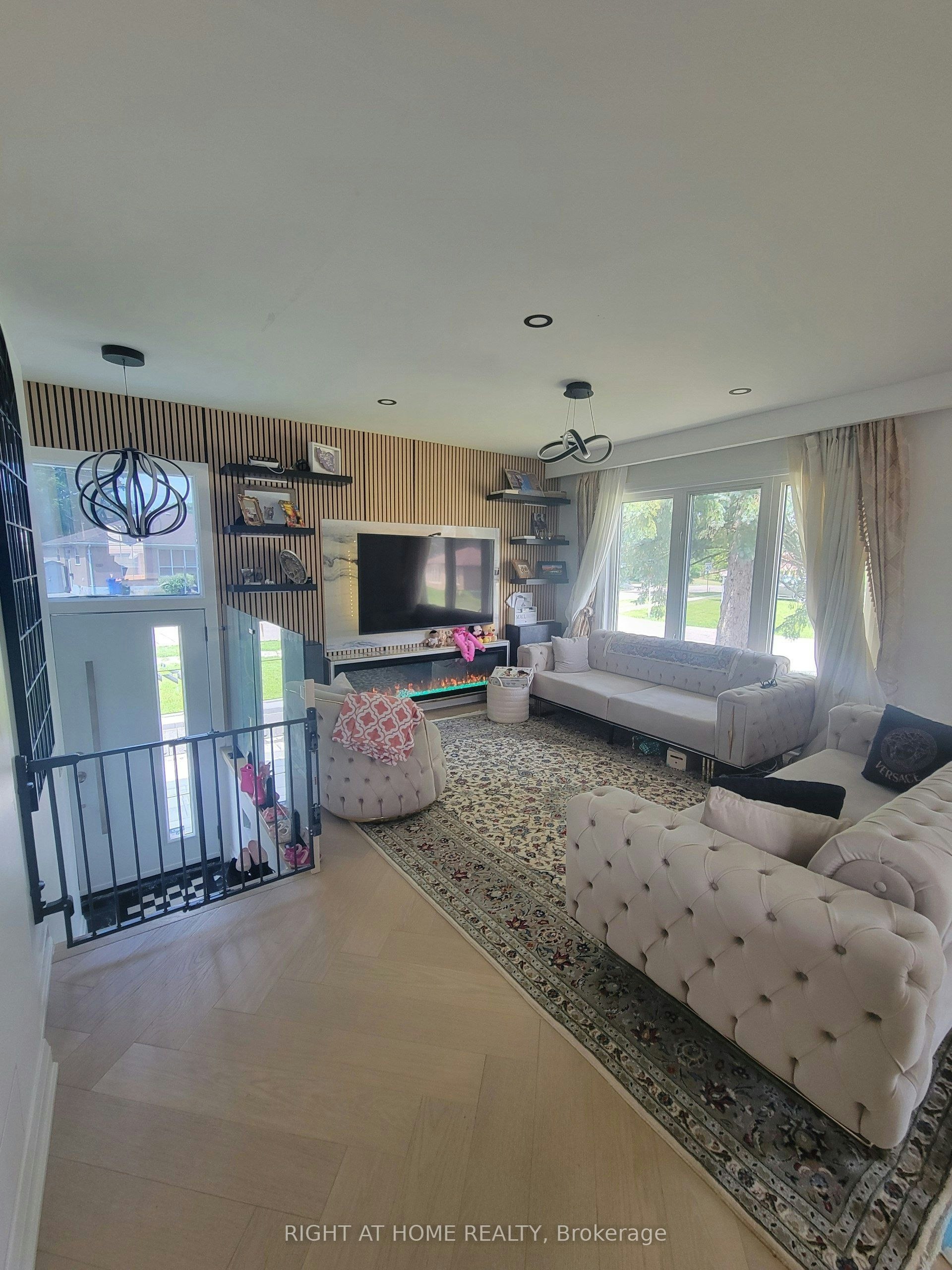 (Main Floor)-1 Huron Court, Aurora, ON, L4G 2X7 - 2