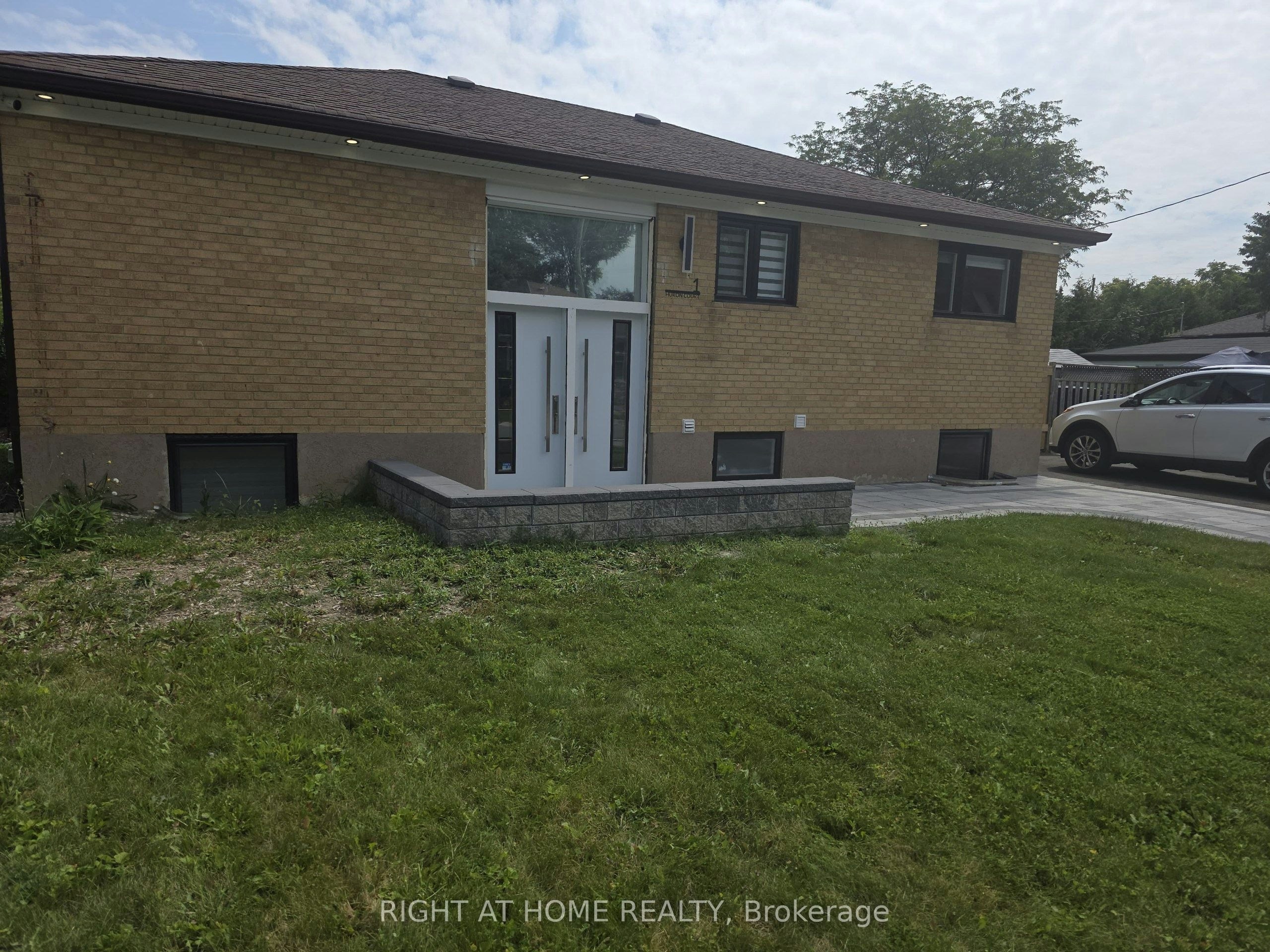(Main Floor)-1 Huron Court, Aurora, ON, L4G 2X7