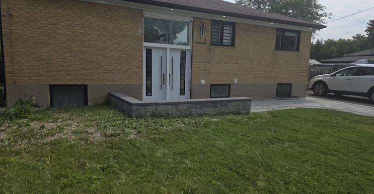 (Main Floor)-1 Huron Court, Aurora, ON, L4G 2X7