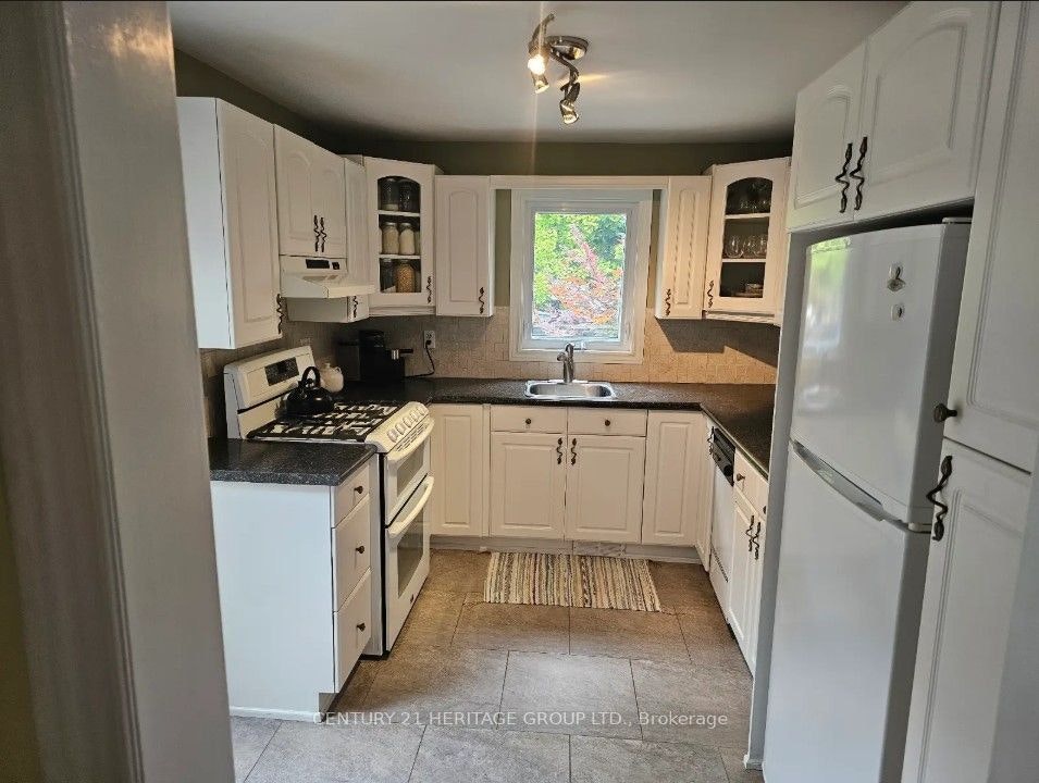 47 Denne Boulevard, Newmarket, ON, L3Y 4H5 - 2