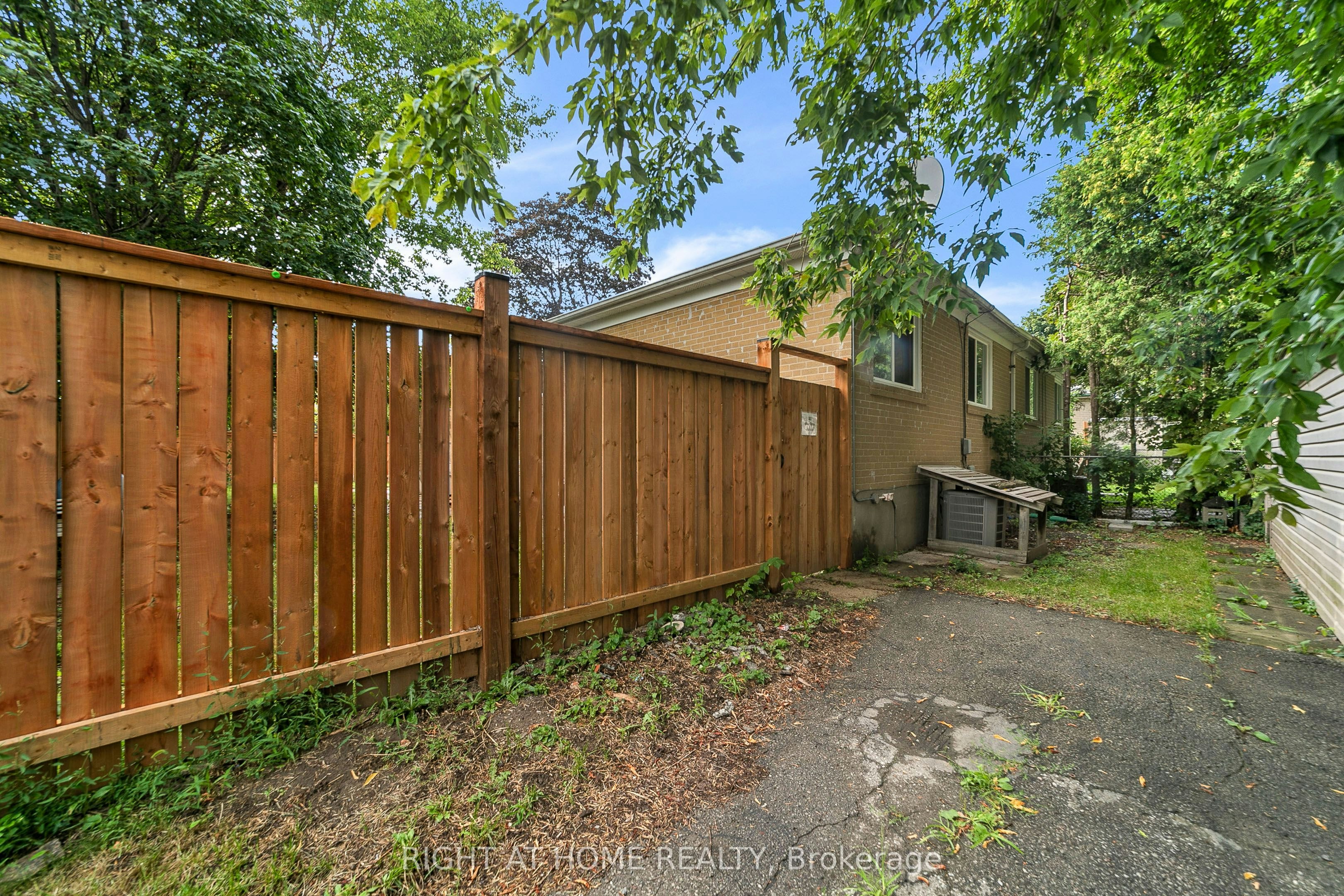 303 Blue Grass Boulevard, Richmond Hill, ON, L4C 3H3 - 4