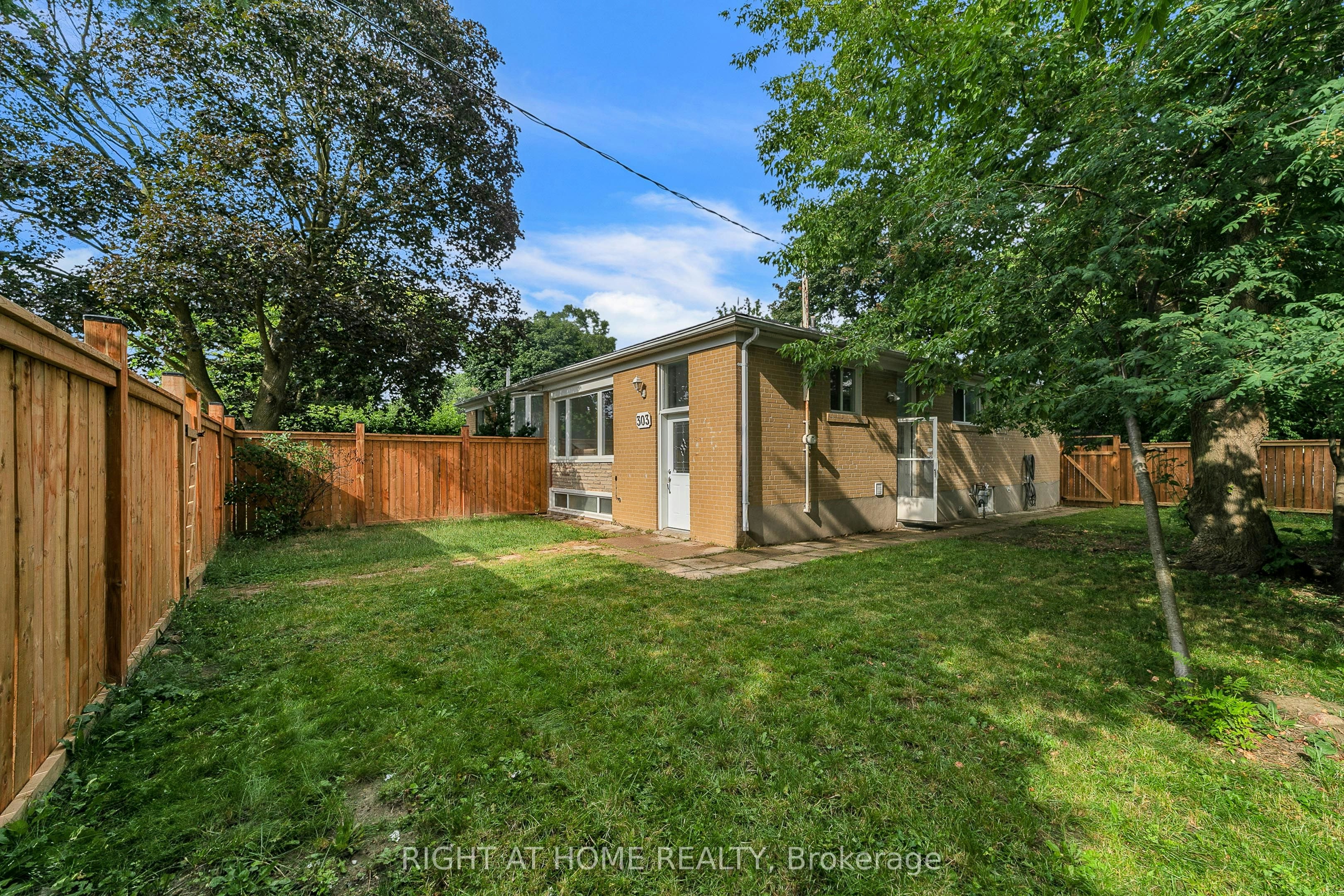 303 Blue Grass Boulevard, Richmond Hill, ON, L4C 3H3 - 2