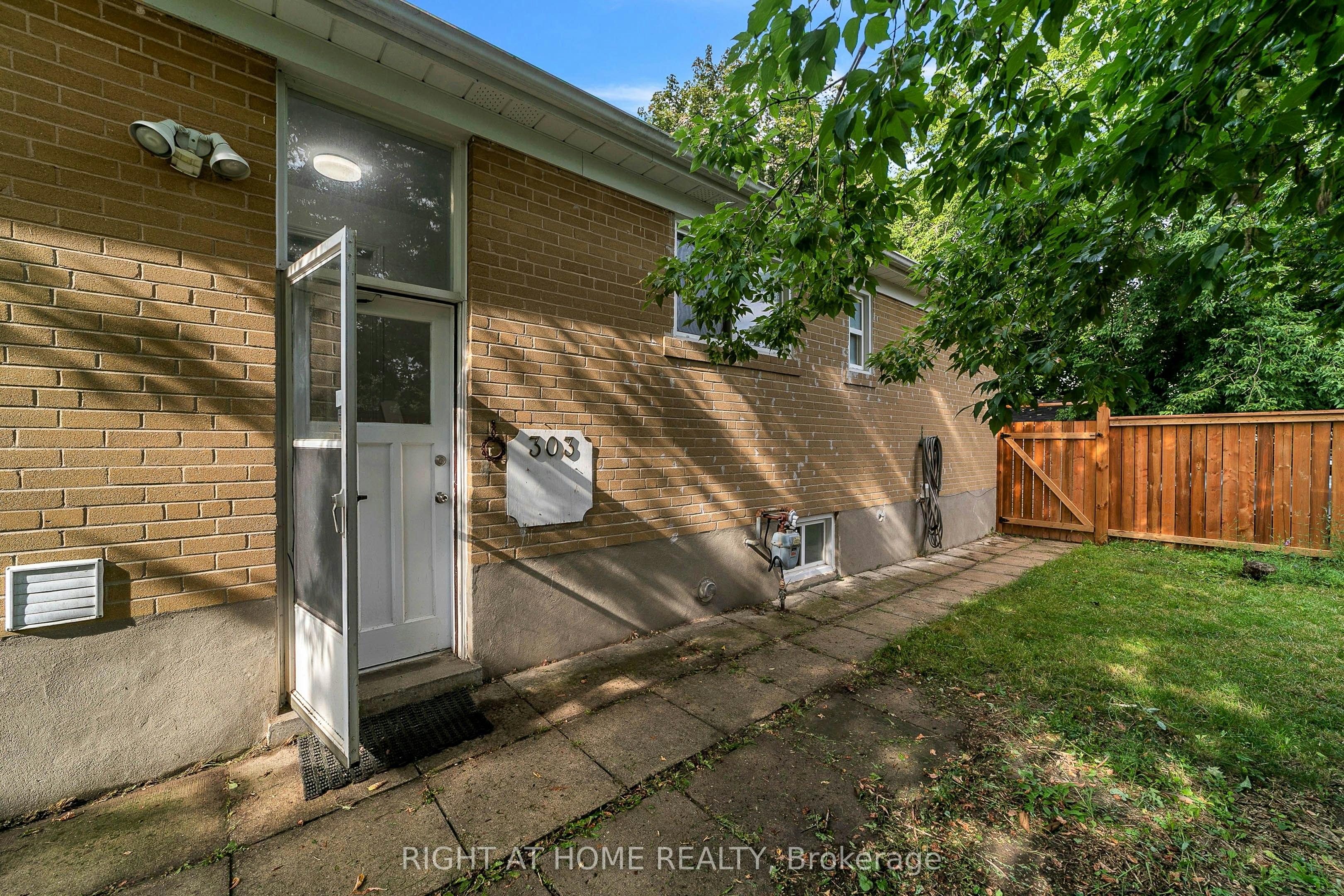 303 Blue Grass Boulevard, Richmond Hill, ON, L4C 3H3 - 3