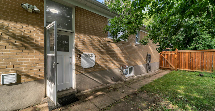 303 Blue Grass Boulevard, Richmond Hill, ON, L4C 3H3 - 3