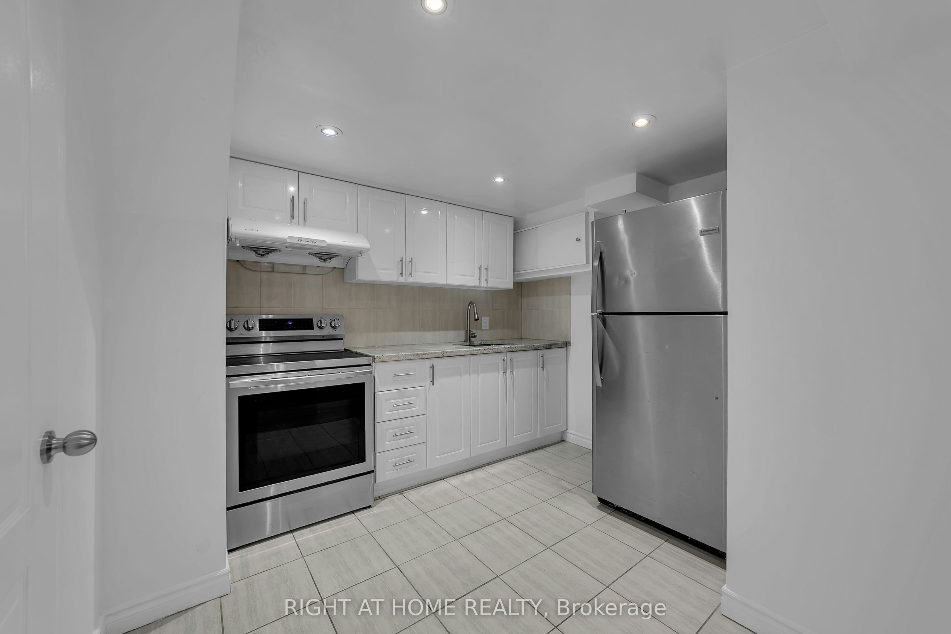 303 Blue Grass Boulevard, Richmond Hill, ON, L4C 3H3 - 9