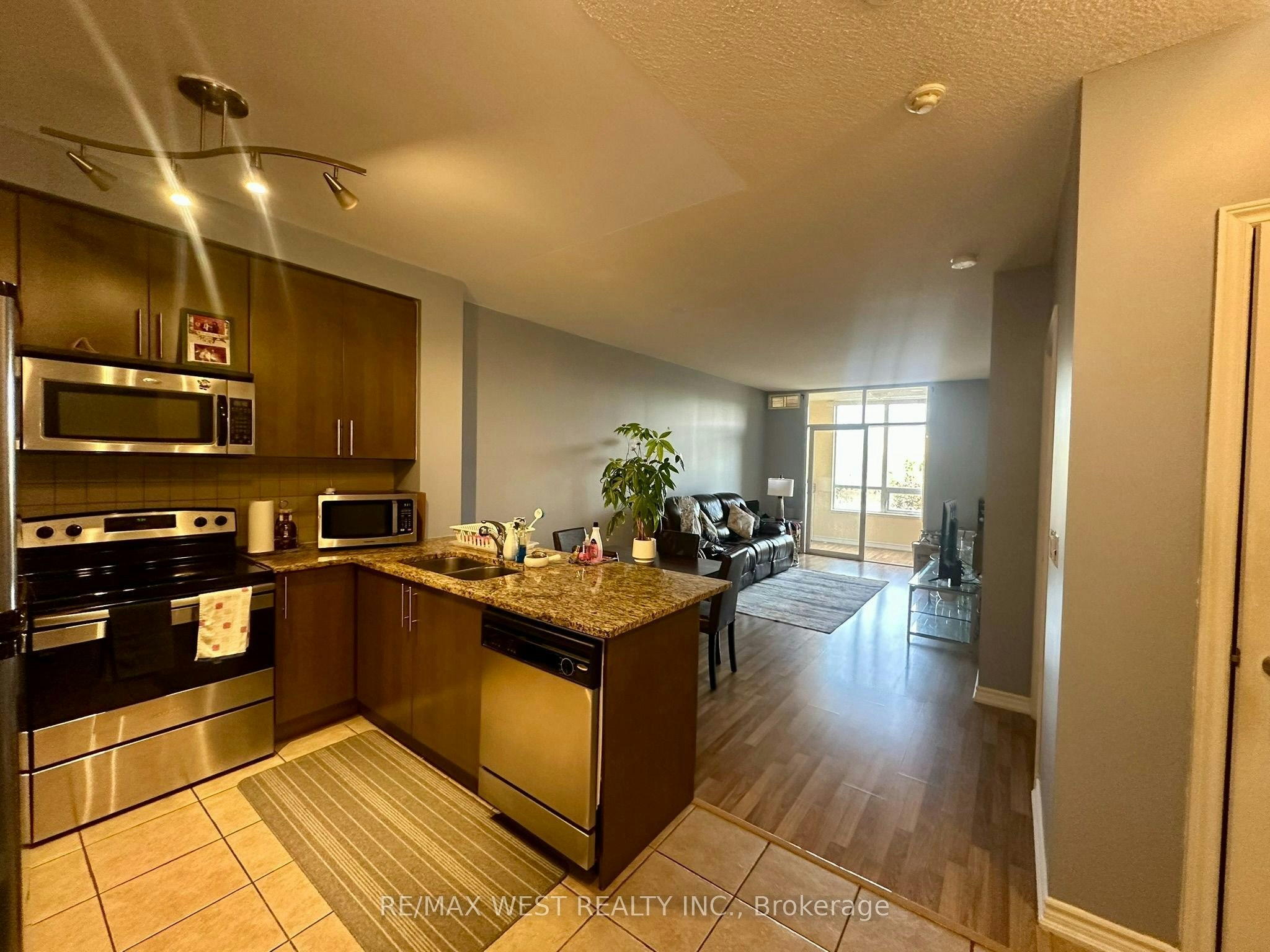 302-9235 Jane Street, Vaughan, ON, L6A 0J8 - 2