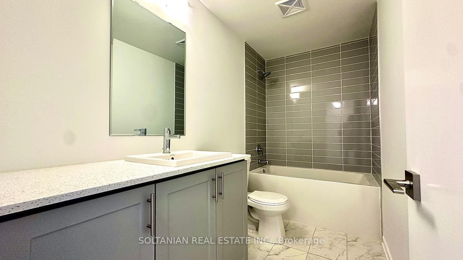 8-20 Lytham Green Circle, Newmarket, ON, L3Y 0H3 - 24