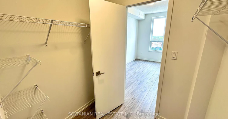 8-20 Lytham Green Circle, Newmarket, ON, L3Y 0H3 - 17
