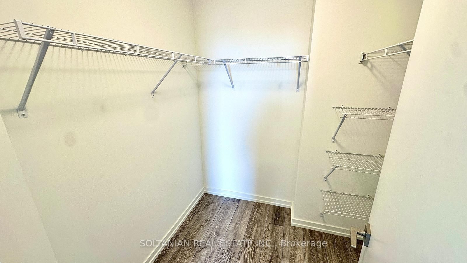 8-20 Lytham Green Circle, Newmarket, ON, L3Y 0H3 - 18