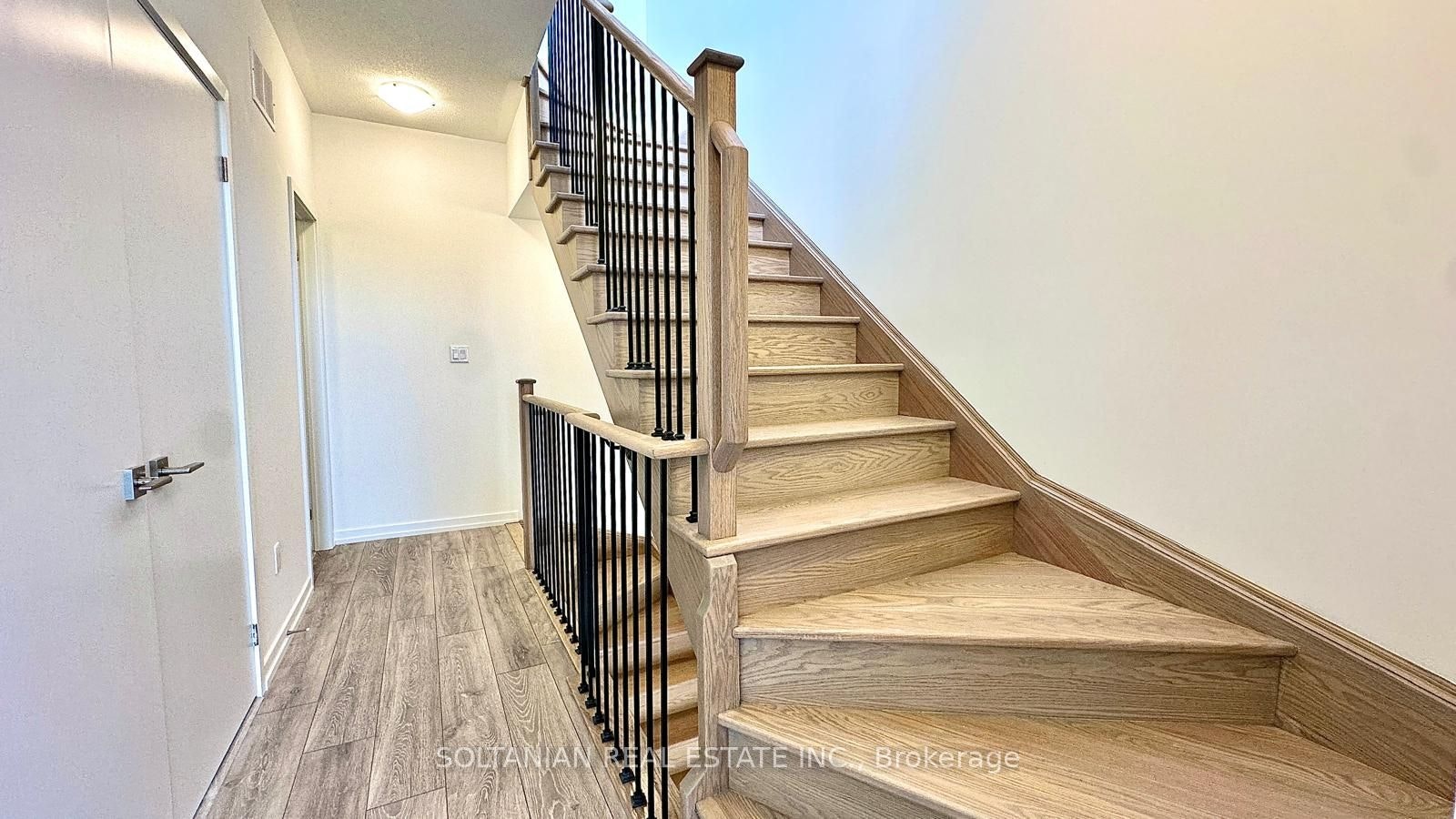 8-20 Lytham Green Circle, Newmarket, ON, L3Y 0H3 - 25