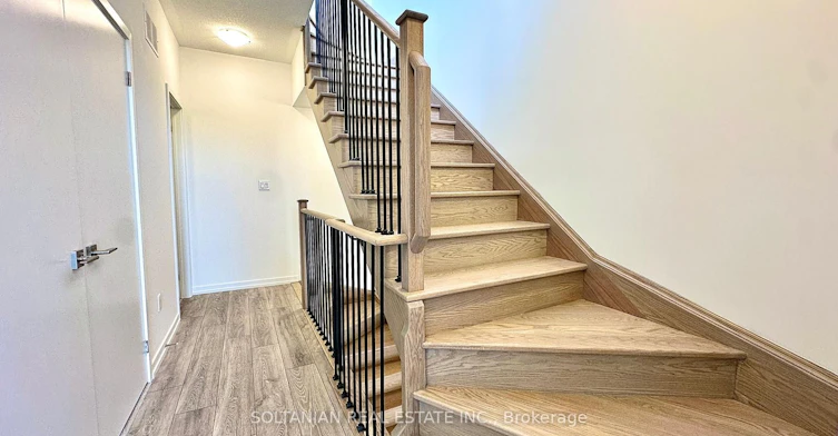 8-20 Lytham Green Circle, Newmarket, ON, L3Y 0H3 - 25