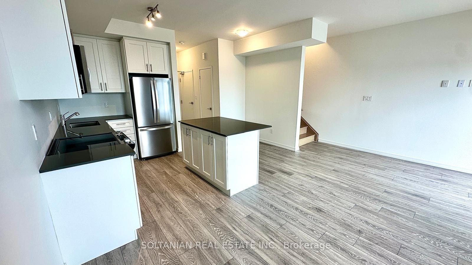 8-20 Lytham Green Circle, Newmarket, ON, L3Y 0H3 - 4