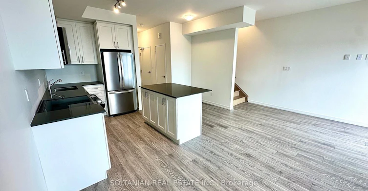8-20 Lytham Green Circle, Newmarket, ON, L3Y 0H3 - 4