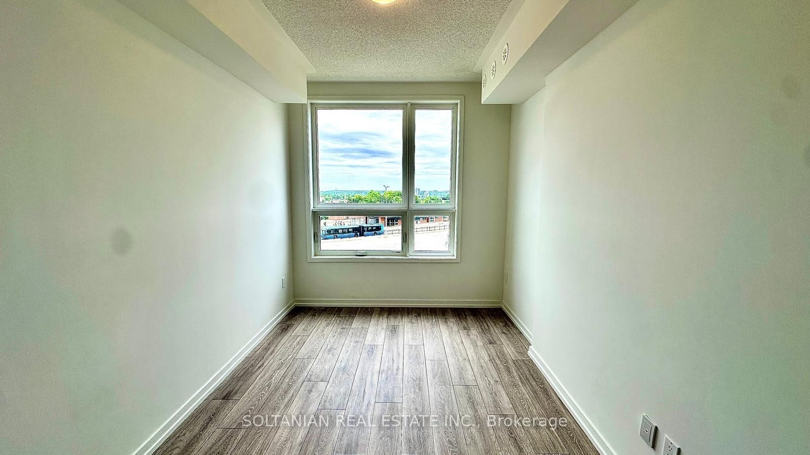 8-20 Lytham Green Circle, Newmarket, ON, L3Y 0H3 - 23
