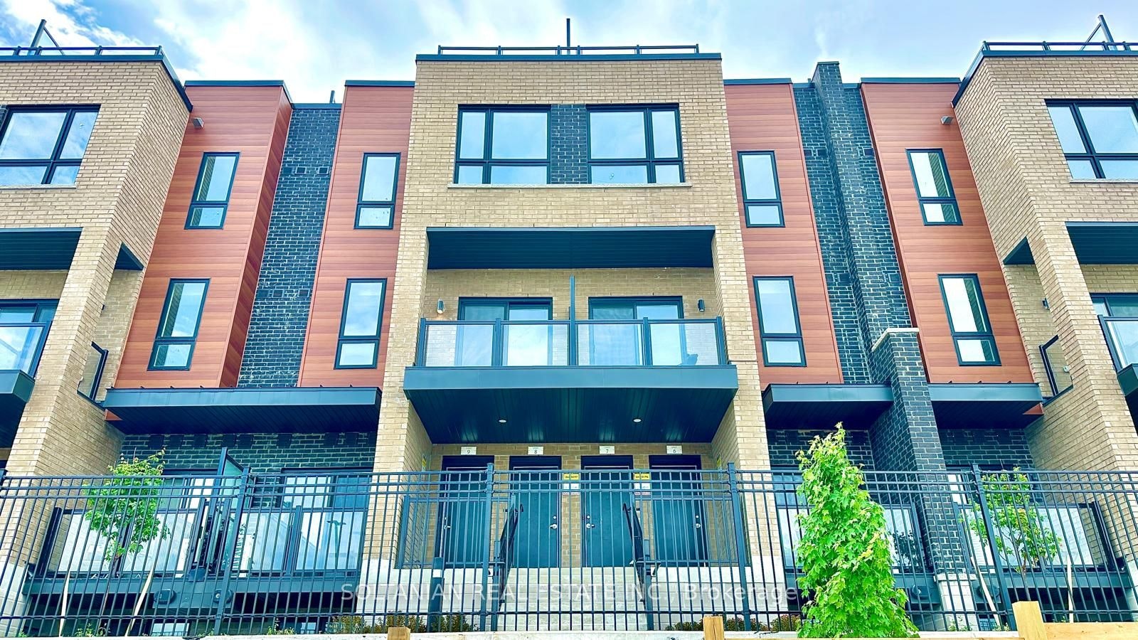 8-20 Lytham Green Circle, Newmarket, ON, L3Y 0H3 - 2