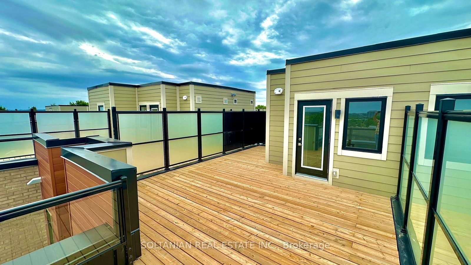 8-20 Lytham Green Circle, Newmarket, ON, L3Y 0H3 - 31