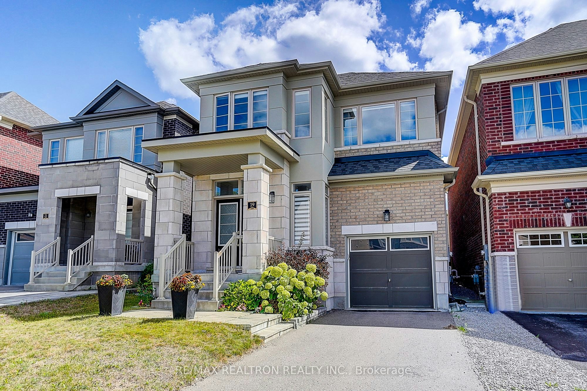 19 Falconridge Terrace, East Gwillimbury, ON, L0G 1V0