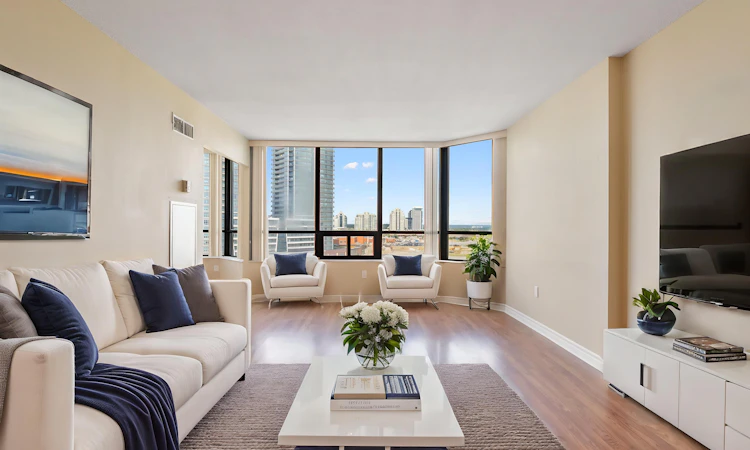 1012-7420 Bathurst Street