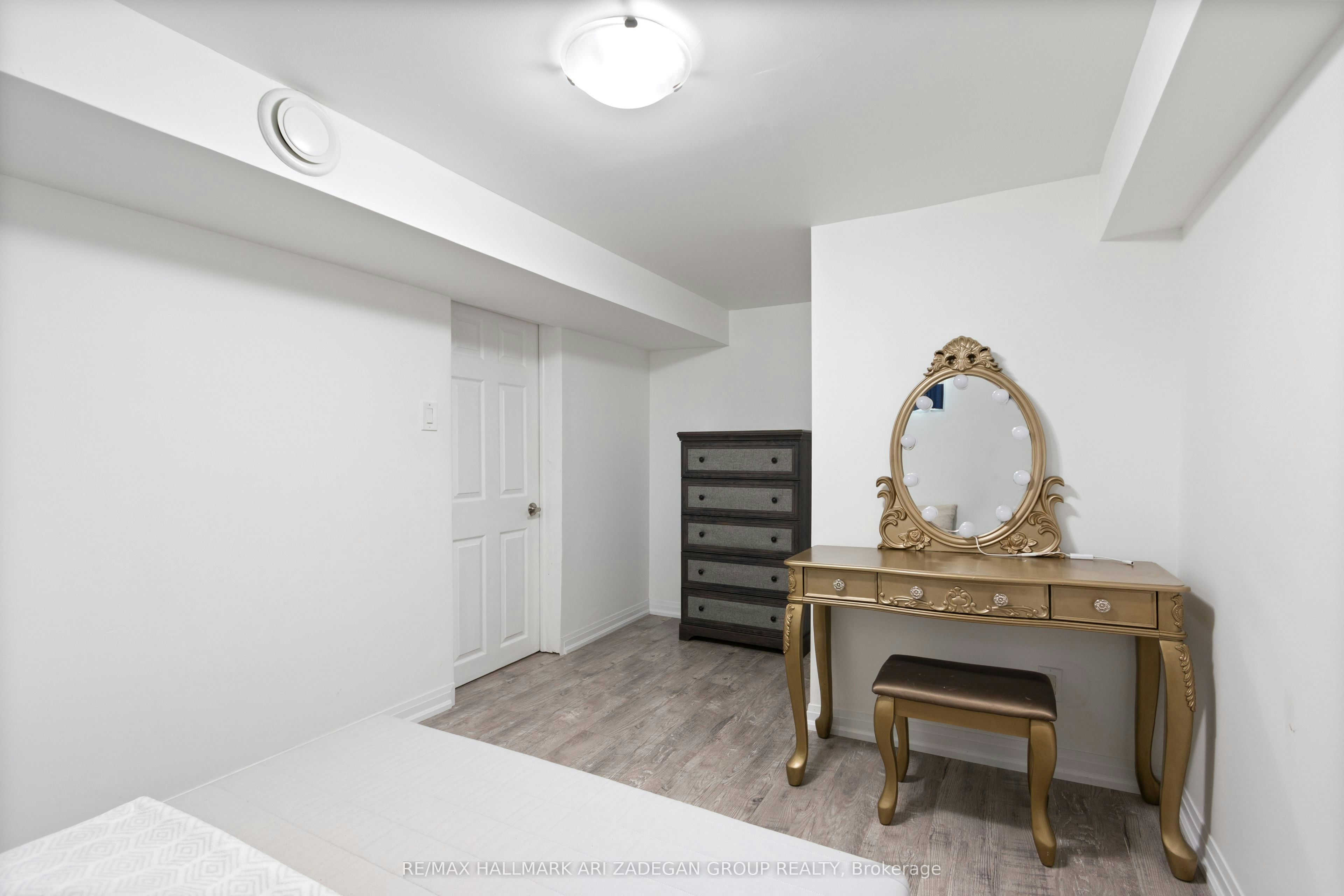 LF-149 Septonne Avenue, Newmarket, ON, L3Y 2W4 - 8