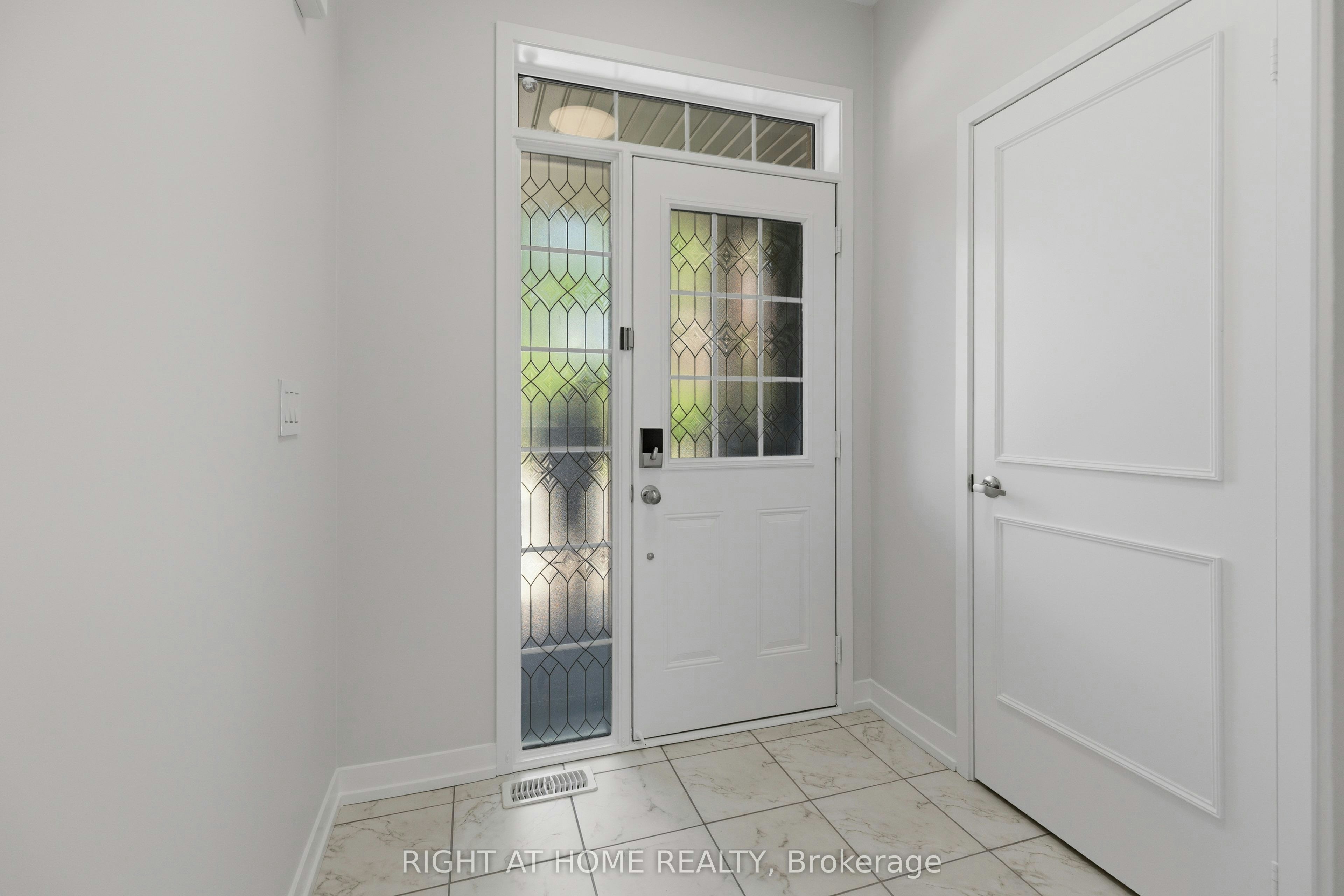 206 Harding Park Street, Newmarket, ON, L3Y 0E3 - 3