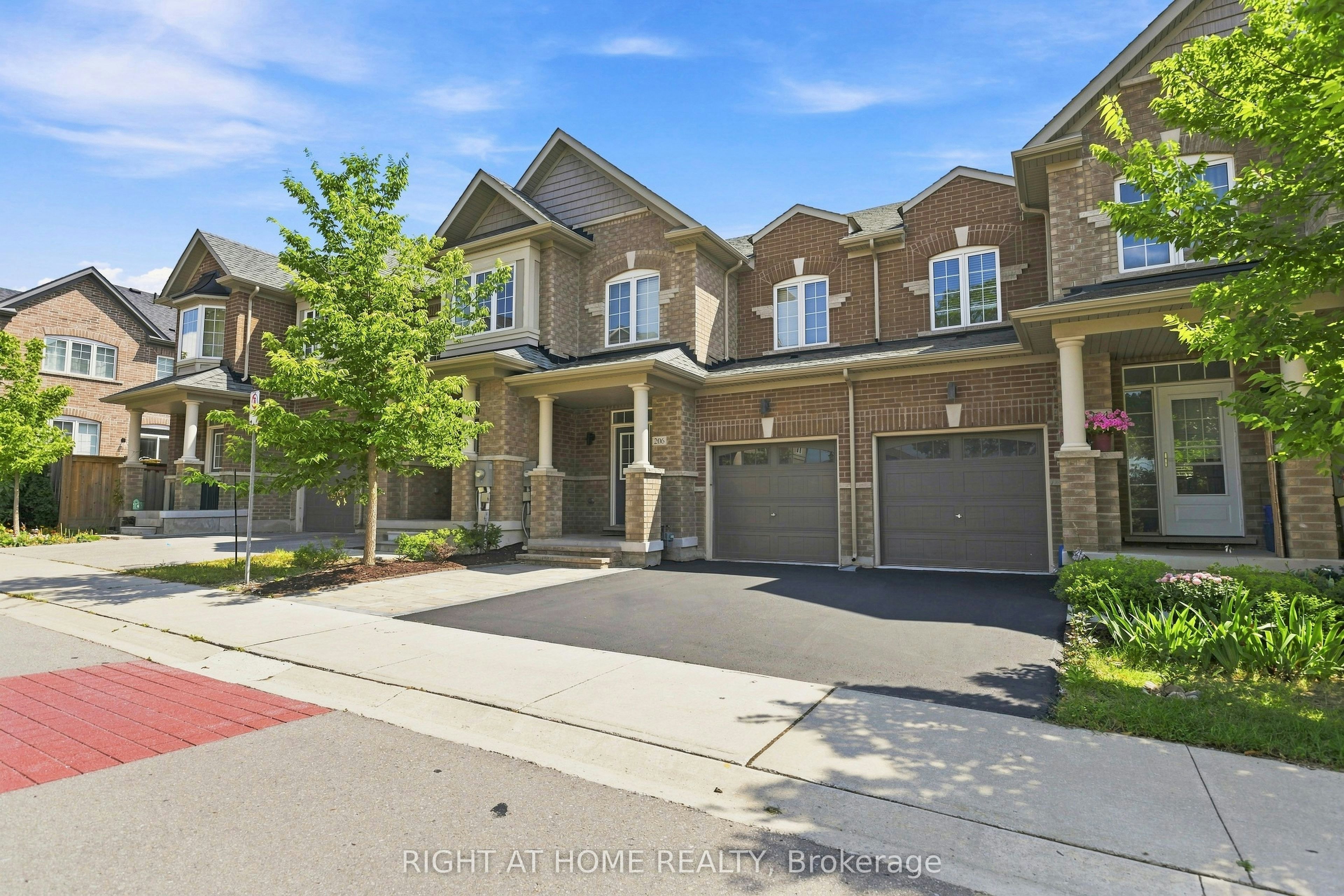 206 Harding Park Street, Newmarket, ON, L3Y 0E3