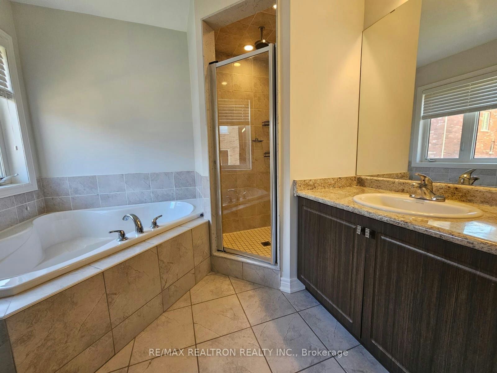 19 Walter English Drive, East Gwillimbury, ON, L9N 0R8 - 15
