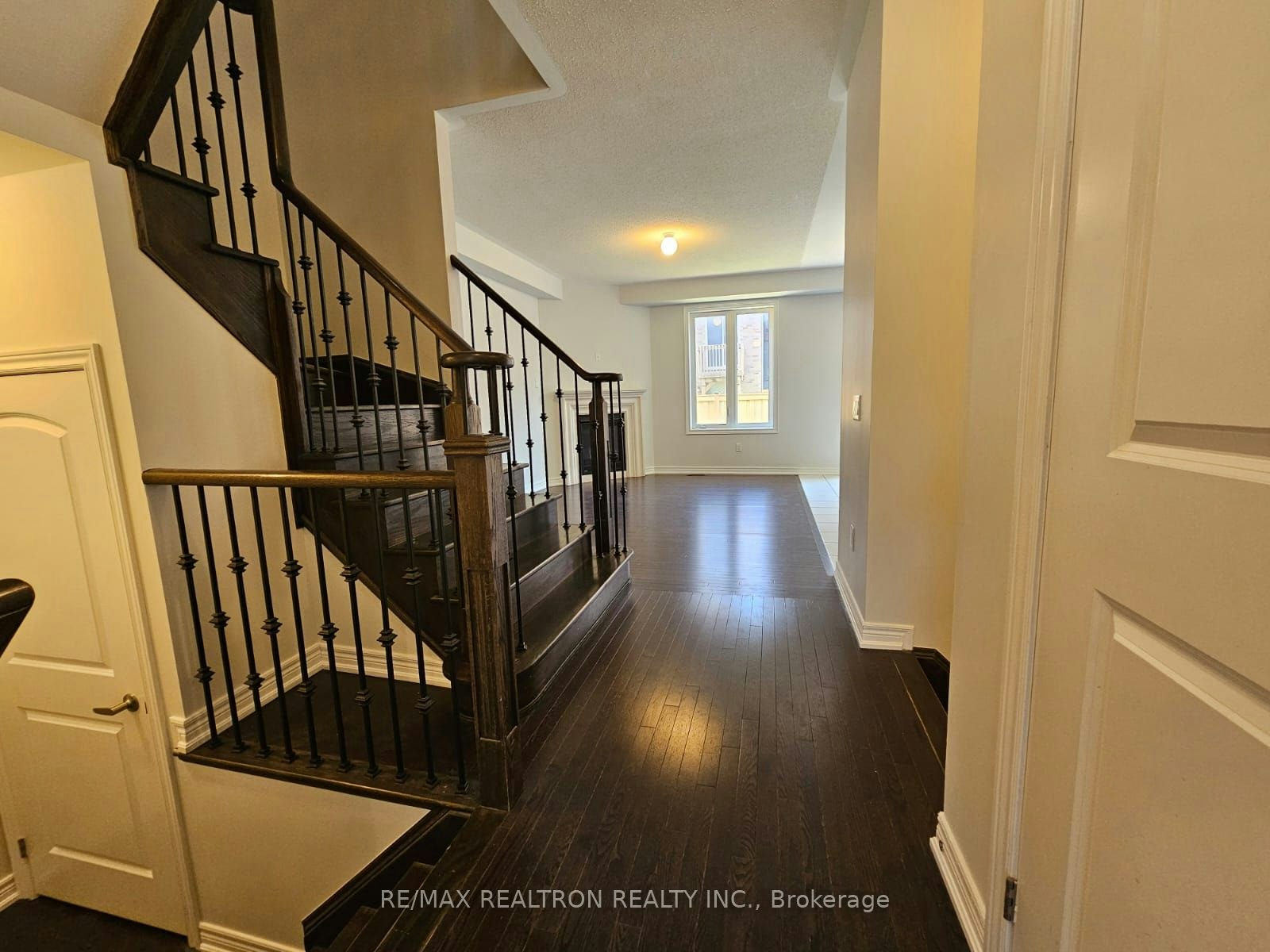 19 Walter English Drive, East Gwillimbury, ON, L9N 0R8 - 6