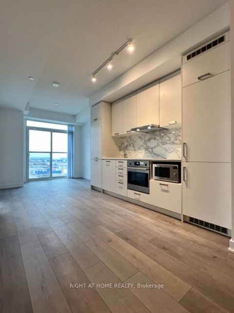 915-10 Honeycrisp Crescent, Vaughan, ON, L4K 5Z8 - 4